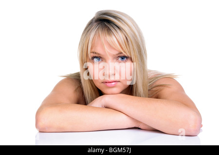 Schöne blonde kurzhaarige Frau mit natürlichen blauen Augen, isoliert auf einem weißen Hintergrund. Stockfoto