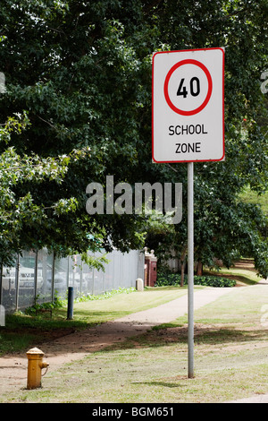 Road Safety Warnsignal für eingeschränkte Geschwindigkeit im Schulbereich. Pietermaritzburg, Kwazulu Natal, Südafrika. Stockfoto