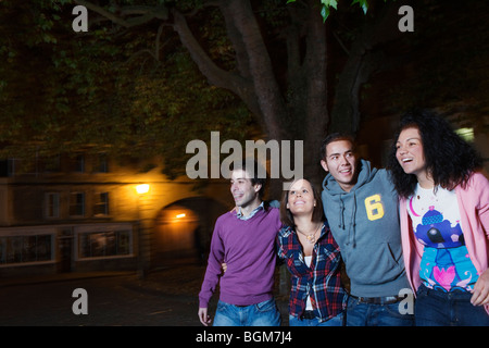 junge Menschen in der Nacht in der Stadt Stockfoto