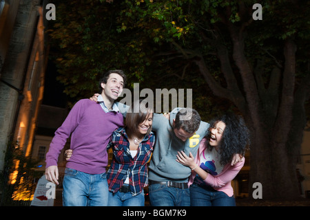 junge Menschen, in der Nacht in der Stadt Stockfoto