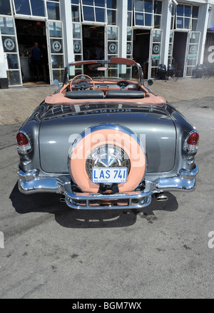 55 Chevy Bel Air Convertible, 50er Jahre amerikanische Ikone, Rückansicht mit continental Reserverad am Ace Cafe typischen 50er Jahre Standort Stockfoto