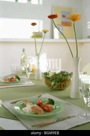 Lachs Mahlzeit mit Salat Stockfoto