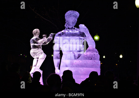 Erste Nacht Boston. Zuschauer versammeln sich um eine massive Eis-Skulptur in Boston Common am Silvester 2009. Stockfoto