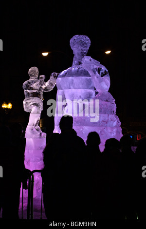 Erste Nacht Boston. Zuschauer versammeln sich um eine massive Eis-Skulptur in Boston Common am Silvester 2009. Stockfoto