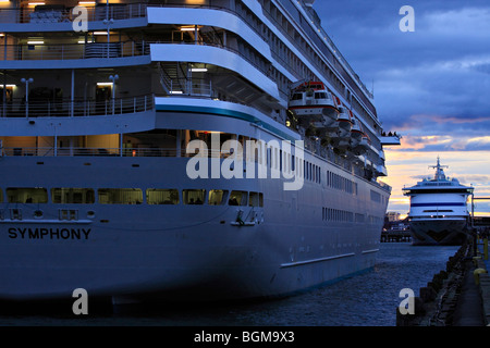 Zwei Kreuzfahrtschiffe bei Sonnenuntergang festgemacht an Black Falcon Terminal, Boston Harbor. Stockfoto