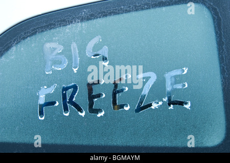 Das Wort Big Freeze geschrieben am frostigen Autofenster mit einem finger Stockfoto