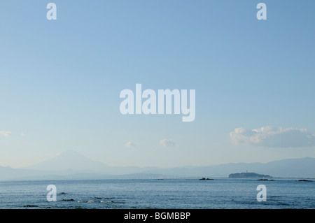 Mt. Fuji und Enoshima Insel angesehen von Kamakura. Enoshima, Kamakura, Präfektur Kanagawa, Japan Stockfoto