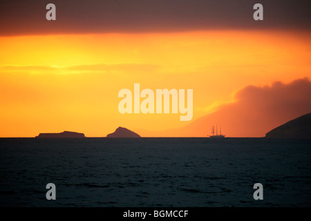 Dreimaster Segelschiff bei Sonnenuntergang vor Insel Santiago / San Salvador-Insel, Galápagos-Inseln, Ecuador, Lateinamerika Stockfoto