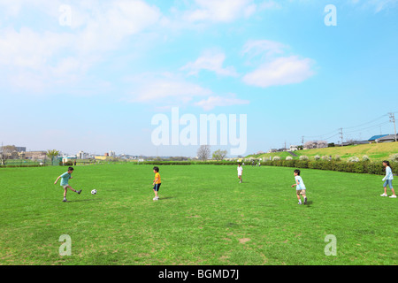 Jungen Fußball spielen auf dem Feld. Bahnhof Futako-tamagawa, Setagaya-ku, Tokyo Präfektur, Japan Stockfoto