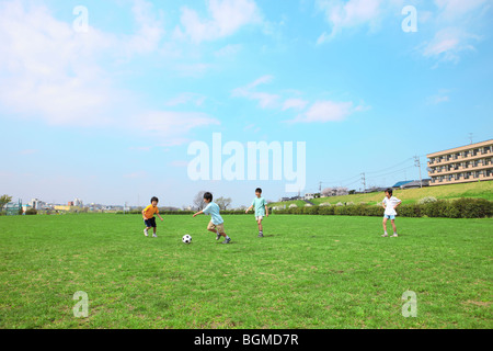 Jungen Fußball spielen auf dem Feld. Bahnhof Futako-tamagawa, Setagaya-ku, Tokyo Präfektur, Japan Stockfoto