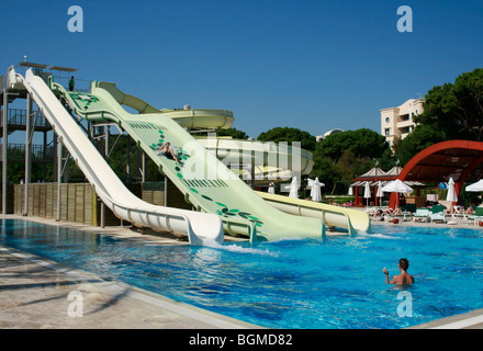 Wasserrutschen und Pool im Cornelia Deluxe Hotel in Belek, Türkei Stockfoto