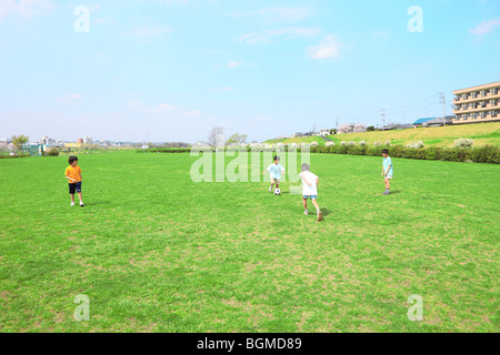 Jungen Fußball spielen auf dem Feld. Bahnhof Futako-tamagawa, Setagaya-ku, Tokyo Präfektur, Japan Stockfoto