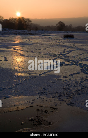 Winterszene, Iskar-Staudamm gefroren, gefrorener See, Tierfußabdrücke auf dem Eis Stockfoto