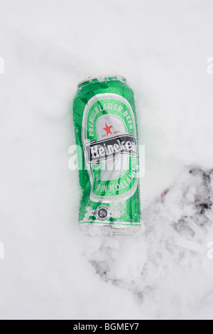 Eine teilweise zerknittert Heineken Premium Bier kann links im Neuschnee. Stockfoto