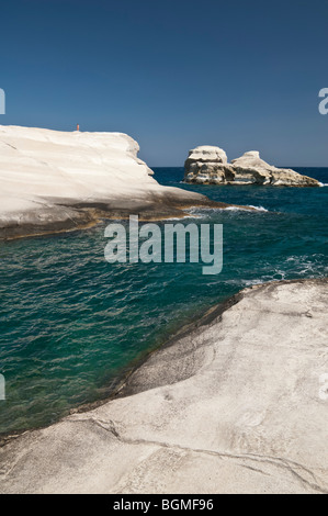 Eine Person steht auf den weißen Bimsstein Klippen von Sarakiniko, Insel Milos, Griechenland Stockfoto