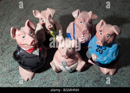 Porzellan Sparschwein Familie zu waten. Sir Nathaniel, Lady Hillary, Maxwell, Annabell und Baby Woody. Stockfoto