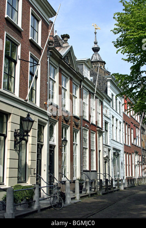 Typische Duth Straße in der Altstadt von Delft, Niederlande Stockfoto