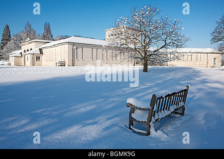 Air Forces Memorial Runnymede - Portikus & Ostflügel / Lookout mit Schnee beladenen Baum & Bank im Vordergrund Stockfoto