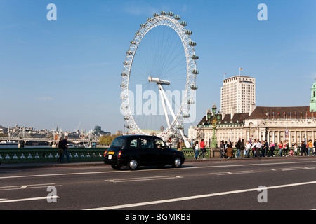 Ansicht des London Eye von der Westminster Bridge, Black Cab im Vordergrund, London, UK Stockfoto