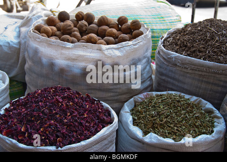 Dubai, Vereinigte Arabische Emirate, VAE, Nahaufnahme, Taschen, Shopping, Dry Goods Food Shop, im Creek Souk Stockfoto