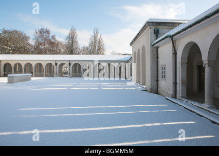 Air Forces Memorial Runnymede - Kloster & Krieg Stein im Schnee Stockfoto