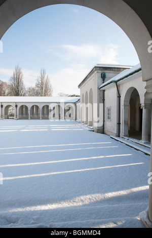 Air Forces Memorial Runnymede - Kloster im Schnee durch Bogen Stockfoto