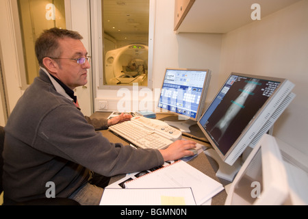 Ein Schaf in einem MRI-Scanner Stockfoto