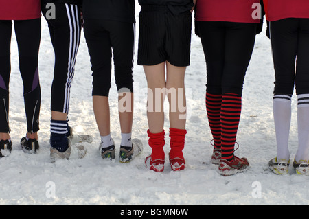 Mädchen im Teenageralter auf Startlinie für Langlauf laufenden Rennen stehen im Schnee Stockfoto