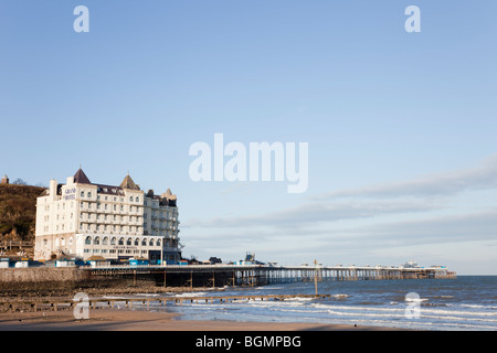 Das Grand Hotel und Pier in Ormes Bay von North Beach in Llandudno, Conwy, North Wales, UK, Großbritannien gesehen. Stockfoto