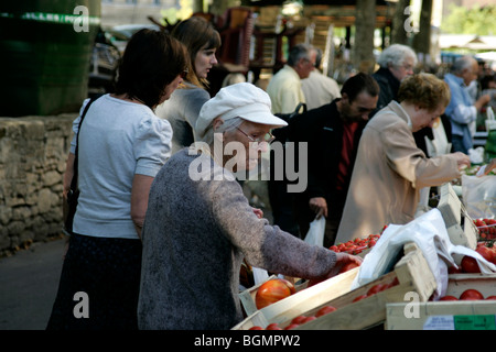 Sarlat Renaissance Stadt Dordogne Aquitanien Frankreich Samstag Freiverkehr Seniorin Stockfoto