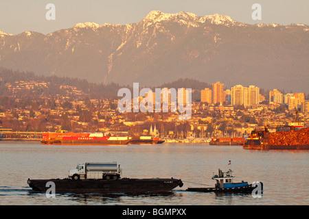 Schlepper und Barge im Burrard Inlet mit North Vancouver im Hintergrund-Vancouver, British Columbia, Kanada. Stockfoto