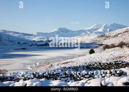 Llynnau Mymbyr zugefrorenen Seen und der Mt Snowdon Horseshoe in Snowdonia National Park (Eryri) mit Schnee im Winter 2010. Capel Curig Conwy in Wales UK Stockfoto