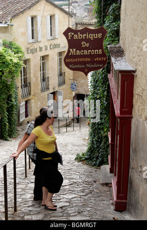 Straßenszene Macaron Shop Bordeaux Weinberg Stadt St Emilion Frankreich Stockfoto