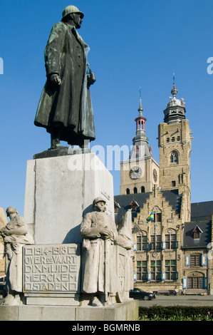 Marktplatz mit Statue von General Baron Jacques, Rathaus, Glockenturm und der St. Nikolauskirche, Diksmuide, Belgien Stockfoto