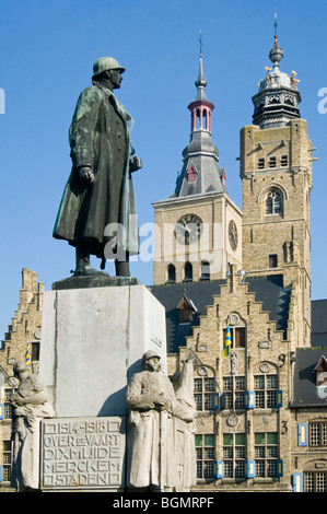 Marktplatz mit Statue von General Baron Jacques, Rathaus, Glockenturm und der St. Nikolauskirche, Diksmuide, Belgien Stockfoto