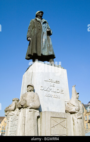 Marktplatz mit Statue des belgischen General Baron Jacques, Weltkrieg ein Denkmal in der Stadt Diksmuide, West-Flandern, Belgien Stockfoto