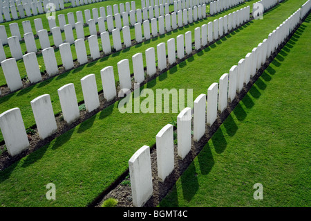 Reihen von weißen Grabsteinen der WWI gefallenen im ersten Weltkrieg eine Tyne Cot Friedhof, Passchendaele, West-Flandern, Belgien Stockfoto