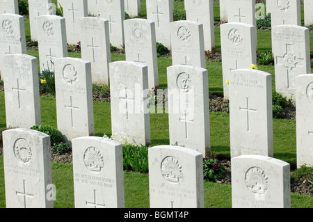 Reihen von weißen Grabsteinen der WWI gefallenen im ersten Weltkrieg eine Tyne Cot Friedhof, Passendale, West-Flandern, Belgien Stockfoto