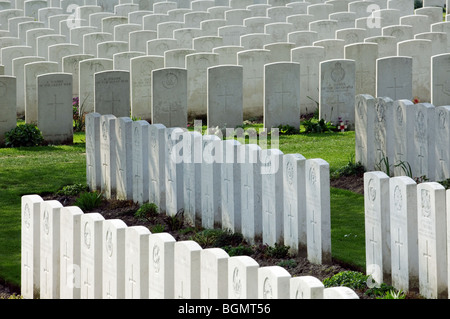 Reihen von weißen Grabsteinen der WWI gefallenen im ersten Weltkrieg eine Tyne Cot Friedhof, Passendale / Passchendaele, Belgien Stockfoto