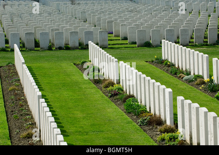 Weiße Gräber der gefallenen WWI in die erste Welt Krieg ein Tyne Cot Friedhof, Passchendaele, West-Flandern, Belgien Stockfoto