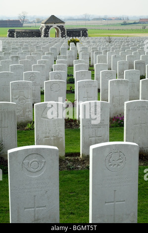 Reihen von weißen Grabsteinen der WWI gefallenen im ersten Weltkrieg eine Tyne Cot Friedhof, Passendale, West-Flandern, Belgien Stockfoto