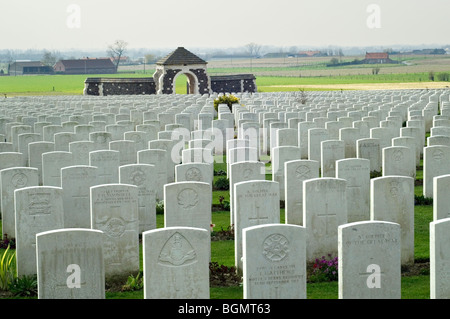 Reihen von weißen Grabsteinen der WWI gefallenen im ersten Weltkrieg eine Tyne Cot Friedhof, Passendale, West-Flandern, Belgien Stockfoto