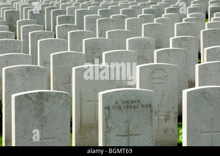 Reihen von weißen Grabsteinen der WWI gefallenen im ersten Weltkrieg eine Tyne Cot Friedhof, Passendale, West-Flandern, Belgien Stockfoto