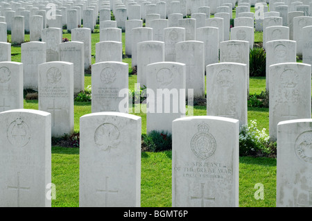 Reihen von weißen Grabsteinen der WWI gefallenen im ersten Weltkrieg eine Tyne Cot Friedhof, Passendale, West-Flandern, Belgien Stockfoto