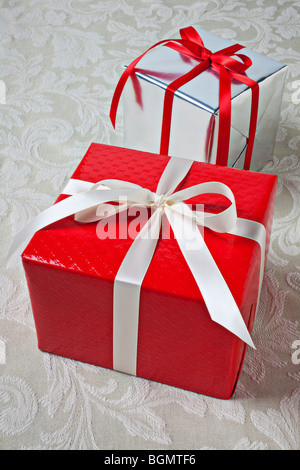 Zwei Geschenk-Boxen rot und Silber Stockfoto