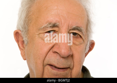 Ein senior im Ruhestand älterer Herr steht für sich allein. Stockfoto