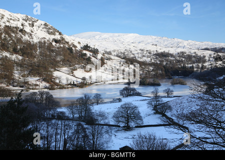 Rydal Wasser mit Schnee gekleideten Berge, Cumbria, UK Stockfoto