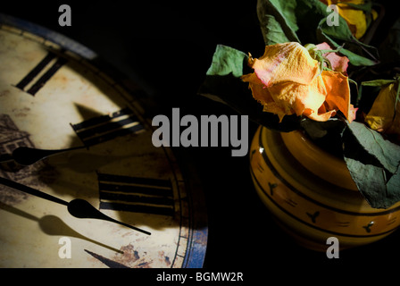 Getrocknete rose Bouquet mit Vintage Uhr angeordnet. Vorbeifahrenden Konzept. Stockfoto