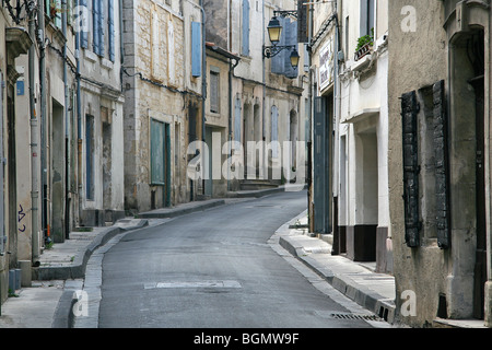 Häuser in der historischen Straße in der Stadt Arles, Bouches-du-Rhône, Frankreich Stockfoto