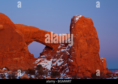 Sonnenuntergang am Nord- und Süd-Fenster Bogen, Arches-Nationalpark Stockfoto